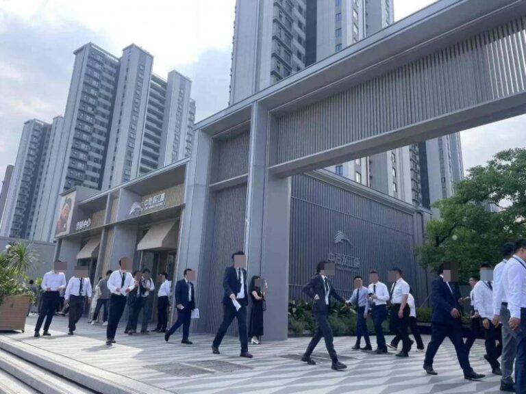 【围绕“169”抓落实工作思路 加强变革创新突破】定州市都市运维综合行政执法局：替换“爱心早餐点”标识牌 让都市更有温度